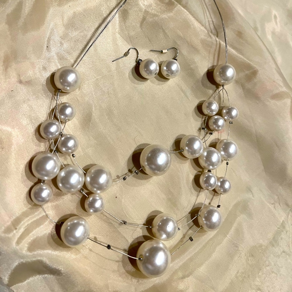 Pearl necklace and drop earrings